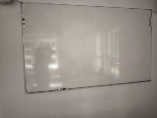 Skab, kontorstol samt bord