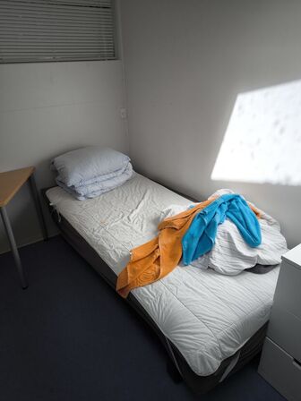 Køjeseng, seng samt bord