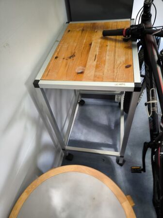 Sofa, bord samt rullevogn 