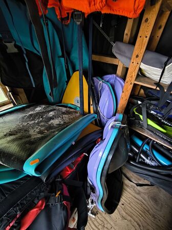 Våddragter, redningsveste, paddelboards m.v. i skur 
