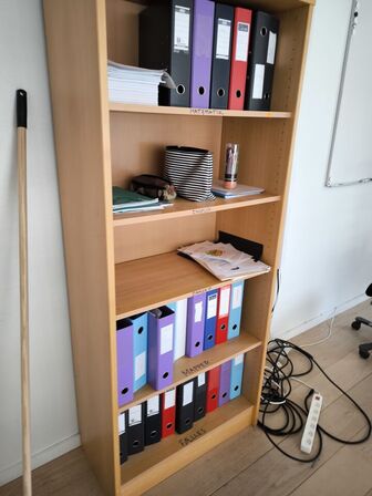 Skab, kontorstol samt bord