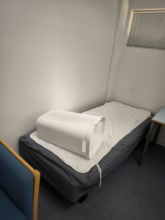 Køjeseng, seng samt bord