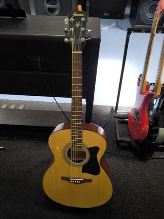 Akustisk guitar IBANEZ