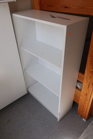 Køjeseng, skabe, stole, bord