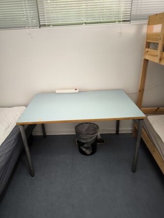 Køjeseng, seng samt bord