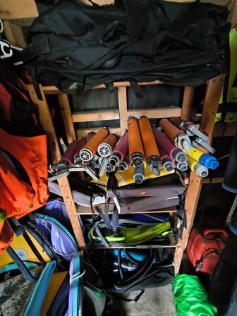 Våddragter, redningsveste, paddelboards m.v. i skur 