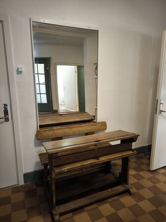 Skolebænk samt spejl 