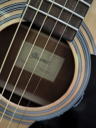 Akustisk guitar IBANEZ