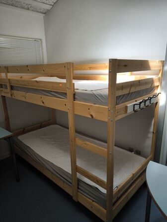 Køjeseng, seng samt bord