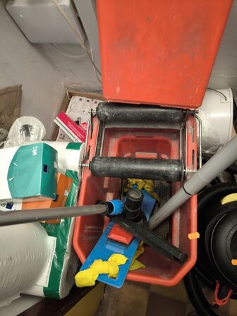 Støvsuger KARCHER, gulvspand m.v. 