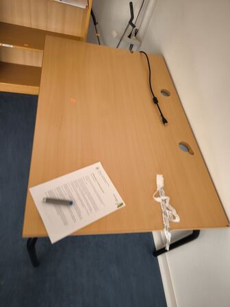 2 stk. skabe samt bord