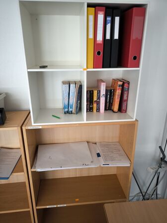 2 stk. skabe samt bord