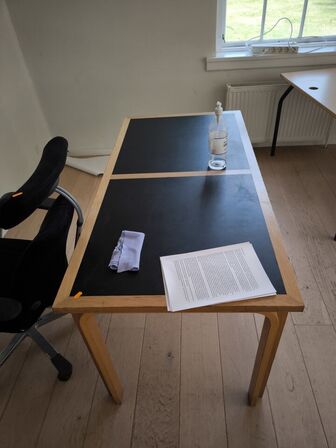 Skab, kontorstol samt bord