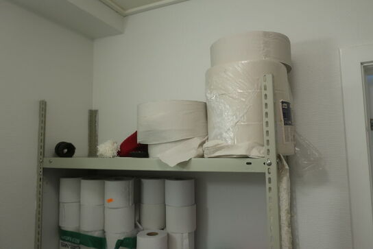 Reol med indhold samt papirdispenser