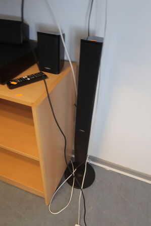 Fjernsyn 65" SAMSUNG UE65TY6905K samt anlæg YAMAHA
