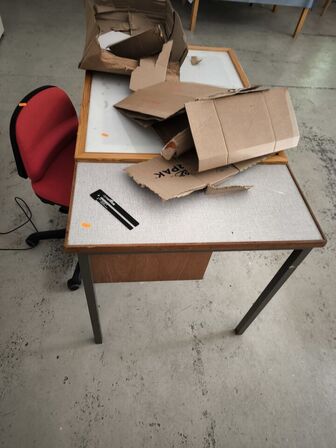 Bord samt kontorstol
