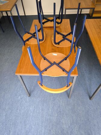 2 stk. borde samt 8 stk. stole 