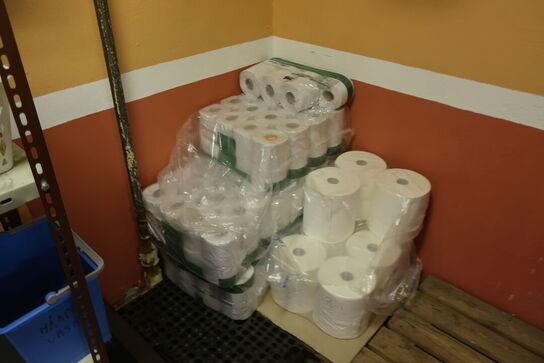 Omklædningsskab, reol samt toiletpapir 