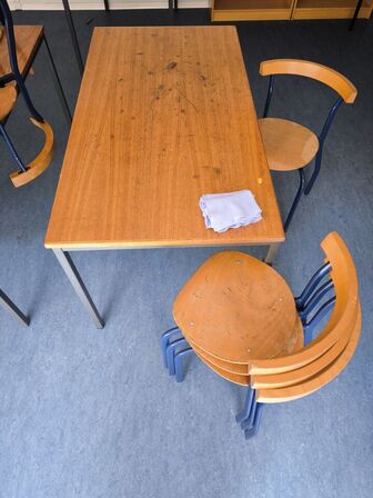 2 stk. borde samt 8 stk. stole 