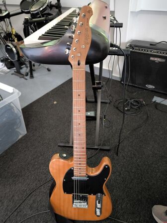 El. guitar HARLEY BENTON