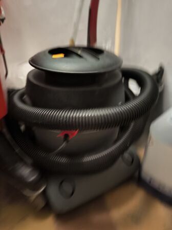 Støvsuger KARCHER, gulvspand m.v. 