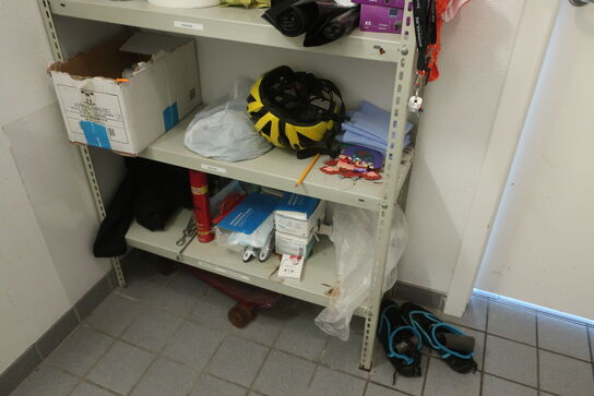Reol med indhold samt papirdispenser
