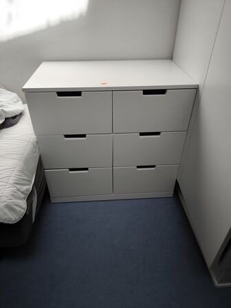 Køjeseng, seng samt bord
