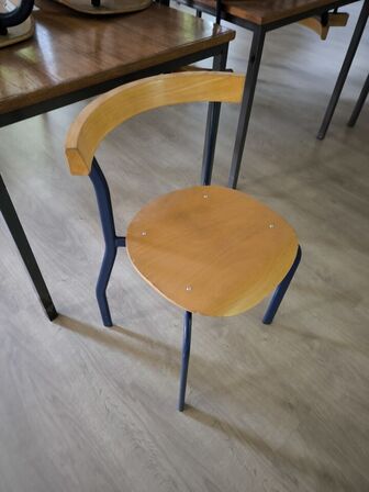 12 stk. stole samt 3 stk. borde