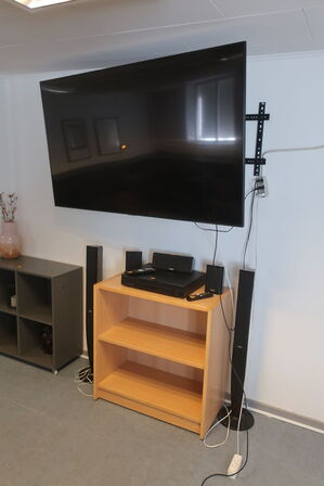 Fjernsyn 65" SAMSUNG UE65TY6905K samt anlæg YAMAHA