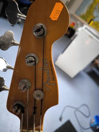 Bassguitar FENDER 