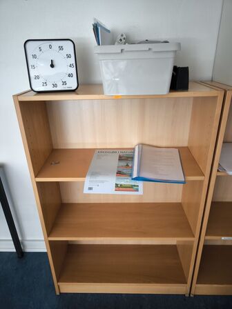 2 stk. skabe samt bord