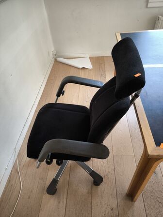 Skab, kontorstol samt bord