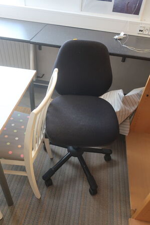 Borde, stole samt reoler 