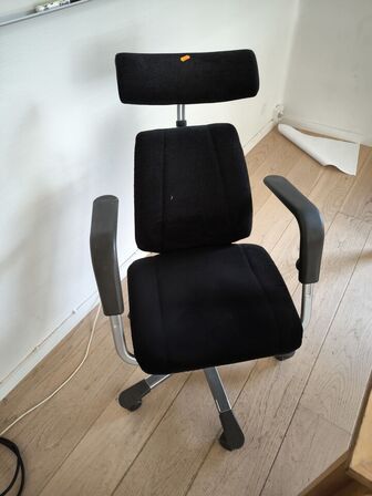 Skab, kontorstol samt bord