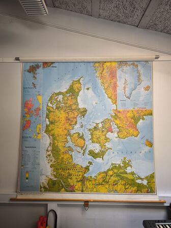 Danmarkskort samt møbler