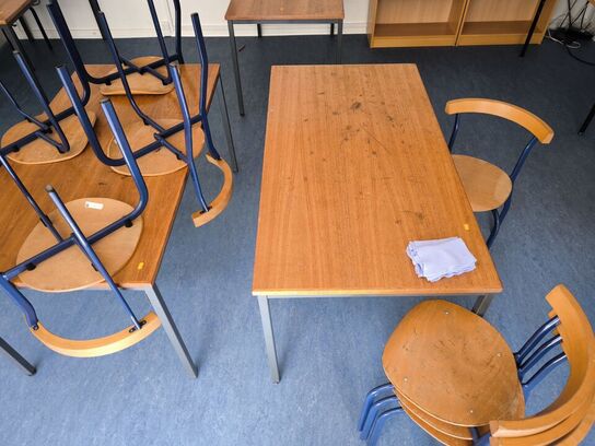 2 stk. borde samt 8 stk. stole 
