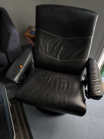 Lænestol, sofa, sofabord samt tæppe