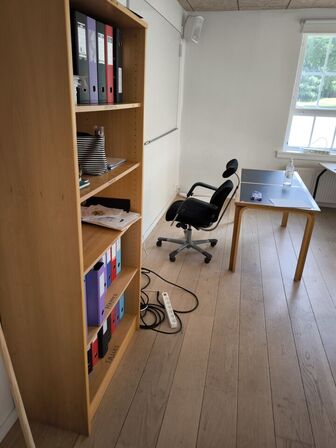 Skab, kontorstol samt bord