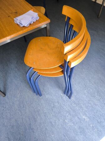 2 stk. borde samt 8 stk. stole 