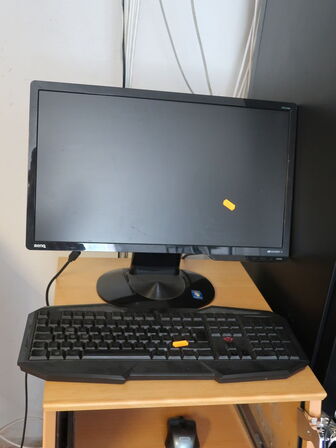 Monitor samt tastatur
