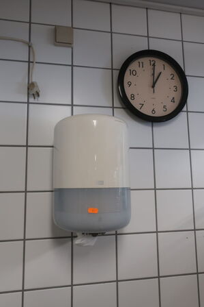 Papirdispenser samt filmdispensere