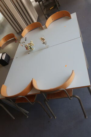 2 stk. borde samt 4 stk. stole