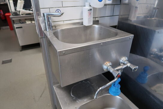 Vaskestation, papirdispenser, sæbedispenser m.m.