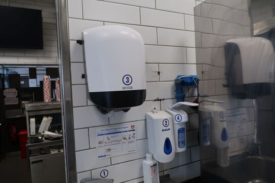 Vaskestation, papirdispenser, sæbedispenser m.m.