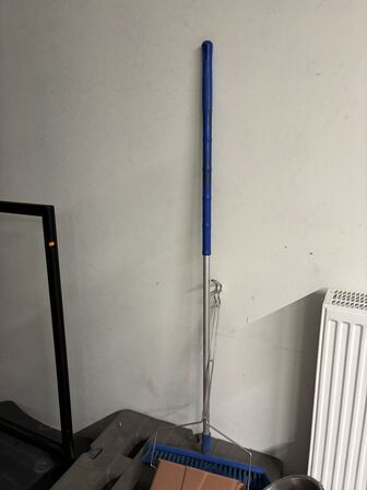 2 stk. plastikpaller, a-skilt, skraldespand m.m.
