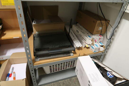 Bord/reol med skæremaskine DAHLE 868, lamineringsmaskine LEITZ m.m.