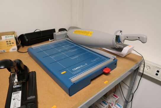 Bord/reol med skæremaskine DAHLE 868, lamineringsmaskine LEITZ m.m.