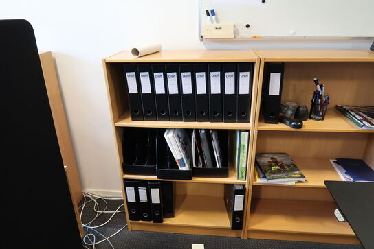2 stk. reoler uden indhold samt whiteboard