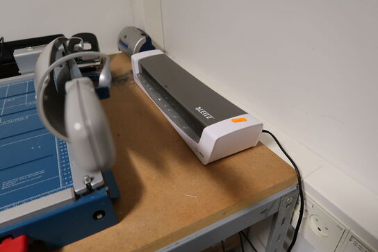 Bord/reol med skæremaskine DAHLE 868, lamineringsmaskine LEITZ m.m.