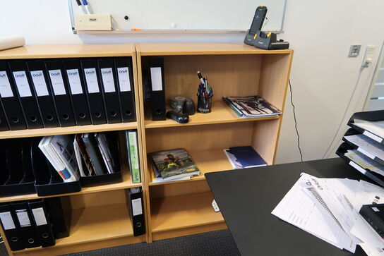 2 stk. reoler uden indhold samt whiteboard